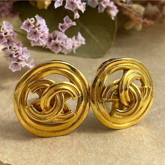 CHANEL 24K Vintage CC Gold Plated Clip-On Round Medallion Logo Earrings 1996 96P - Picture 1 of 16